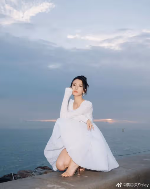 擔心！TVB視後現身葬禮腿上現大片淤青，曾與人夫傳緋聞口碑下滑
