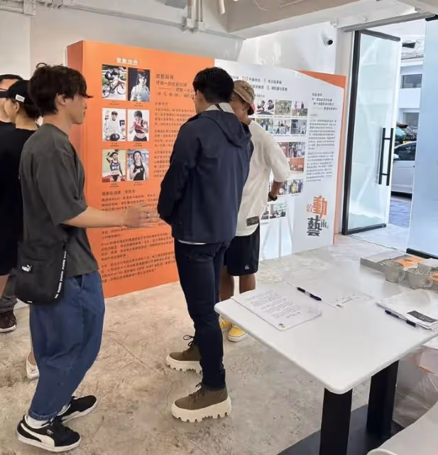 郭晶晶曬全家福，帶兒女支持霍啟剛事業，兄妹三人露正臉顏值獲贊