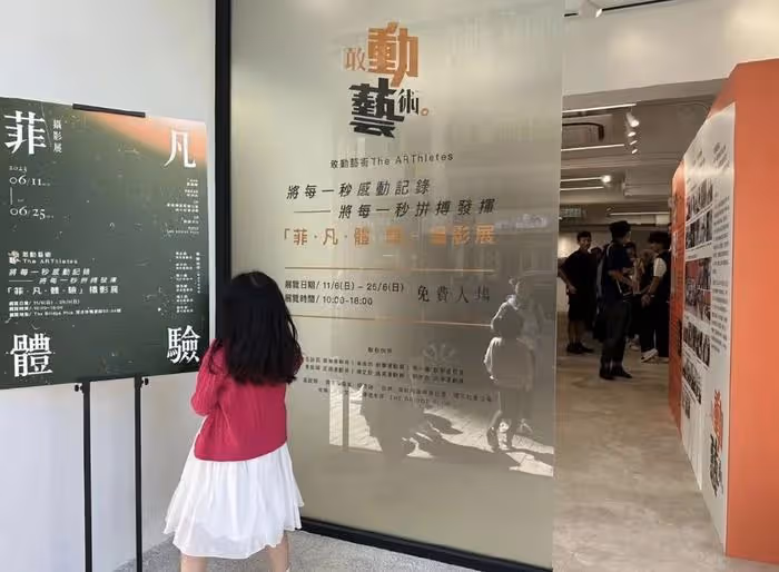郭晶晶曬全家福，帶兒女支持霍啟剛事業，兄妹三人露正臉顏值獲贊