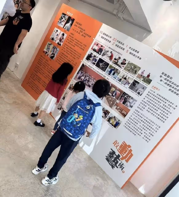 郭晶晶曬全家福，帶兒女支持霍啟剛事業，兄妹三人露正臉顏值獲贊