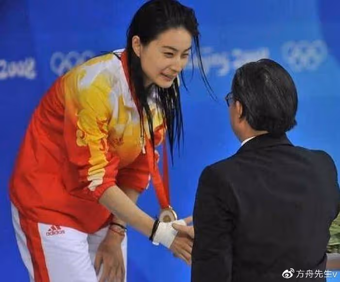 郭晶晶曬全家福，帶兒女支持霍啟剛事業，兄妹三人露正臉顏值獲贊