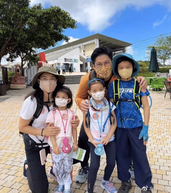 郭晶晶曬全家福，帶兒女支持霍啟剛事業，兄妹三人露正臉顏值獲贊