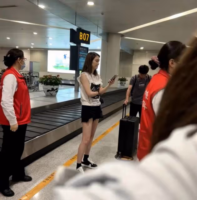 不裝了!洪欣張丹峰私下真實關係曝光,只顧玩手機互不願搭理對方
