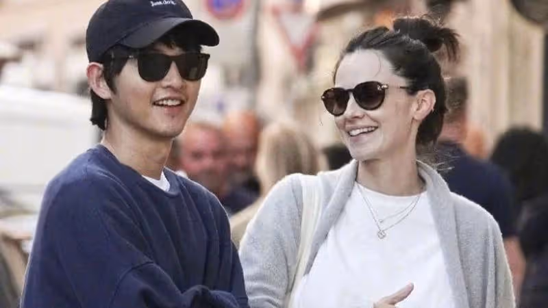 宋仲基曬兒子照片，遭韓國網友吐槽，結婚5個月就當爸，也太快了