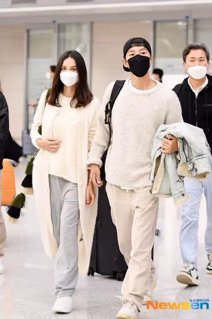 宋仲基曬兒子照片,遭韓國網友吐槽,結婚5個月就當爸,也太快了