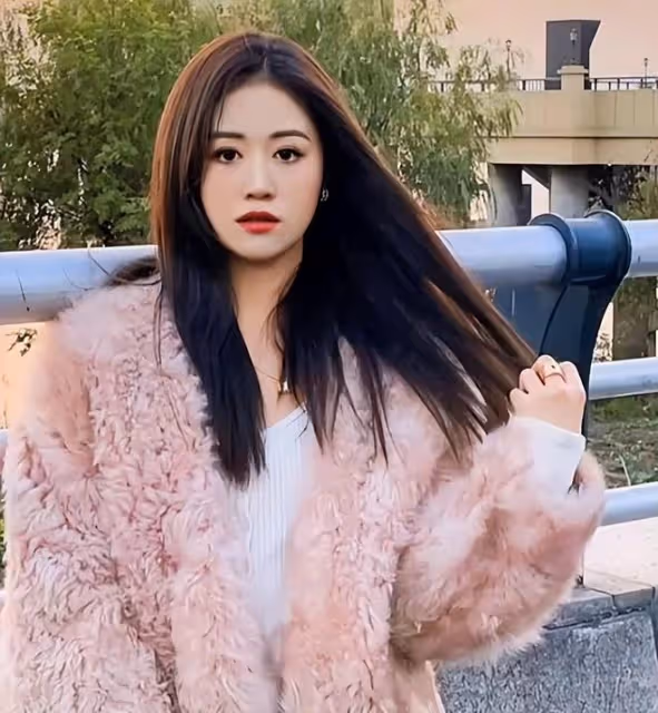 陳萌朱小偉:同框力破婚變傳聞,拎百元包眼神閃躲,更多細節被扒