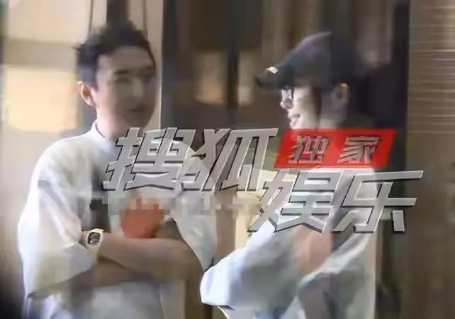 王思聰當街熊抱辣妹,攜仨美女酒店休息,戴笑臉名表開啟炫富模式