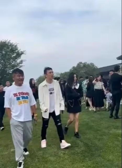 王思聰當街熊抱辣妹,攜仨美女酒店休息,戴笑臉名表開啟炫富模式