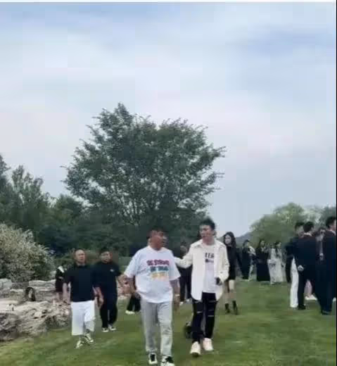 王思聰當街熊抱辣妹,攜仨美女酒店休息,戴笑臉名表開啟炫富模式