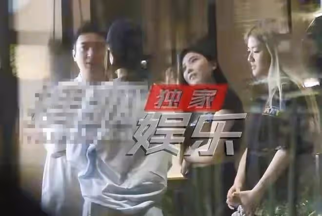 王思聰當街熊抱辣妹,攜仨美女酒店休息,戴笑臉名表開啟炫富模式
