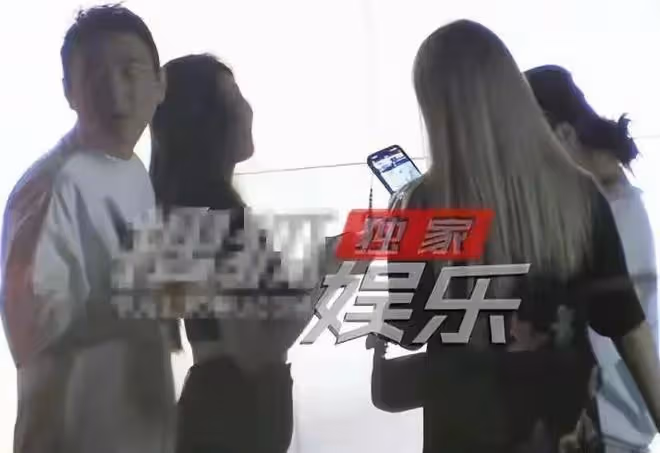王思聰當街熊抱辣妹,攜仨美女酒店休息,戴笑臉名表開啟炫富模式