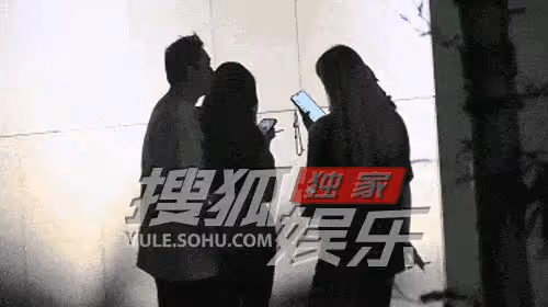 王思聰當街熊抱辣妹,攜仨美女酒店休息,戴笑臉名表開啟炫富模式