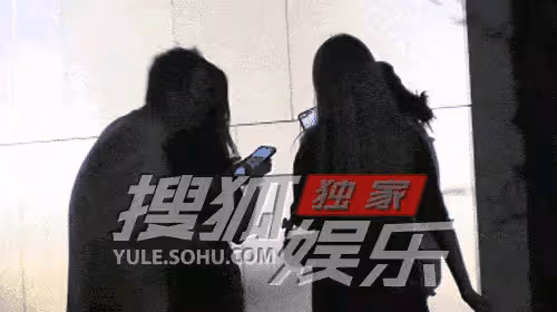 王思聰當街熊抱辣妹,攜仨美女酒店休息,戴笑臉名表開啟炫富模式