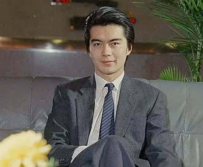 何晴兒子中戲畢業!22歲高大帥氣,許亞軍攜4婚妻子參加畢業禮