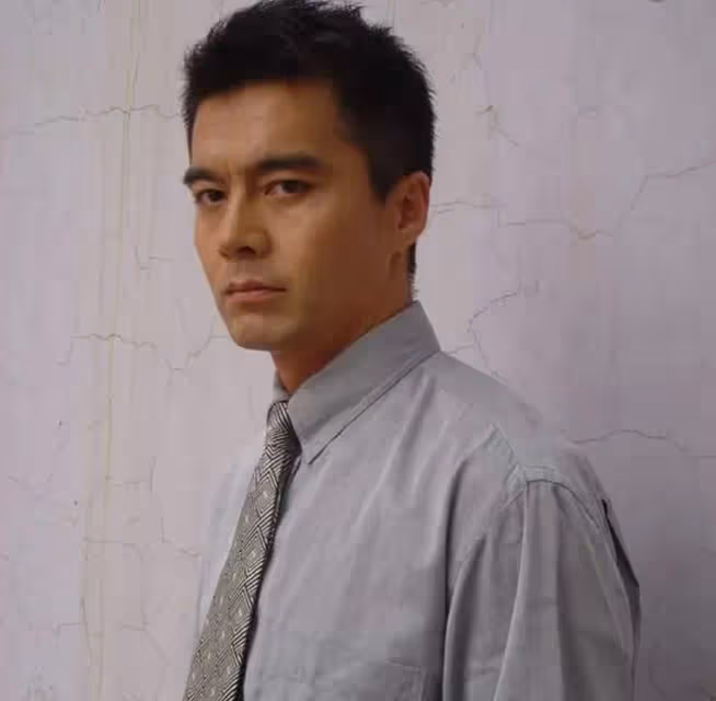 何晴兒子中戲畢業!22歲高大帥氣,許亞軍攜4婚妻子參加畢業禮
