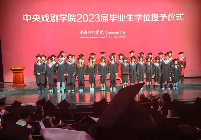 許亞軍出席兒子畢業禮!4婚妻與繼子顯親昵,後者不似何晴似繼母