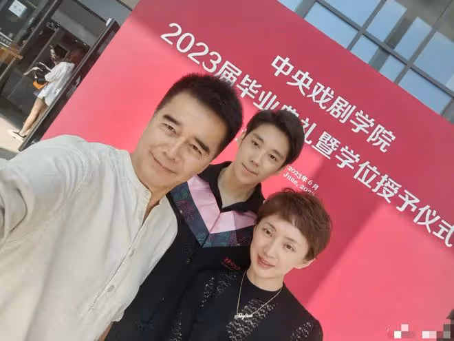 許亞軍出席兒子畢業禮!4婚妻與繼子顯親昵,後者不似何晴似繼母
