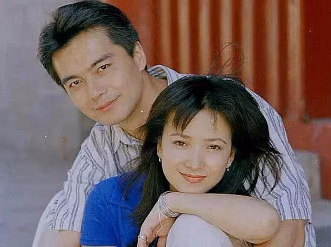 許亞軍出席兒子畢業禮!4婚妻與繼子顯親昵,後者不似何晴似繼母