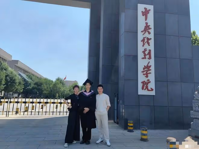 許亞軍出席兒子畢業禮!4婚妻與繼子顯親昵,後者不似何晴似繼母