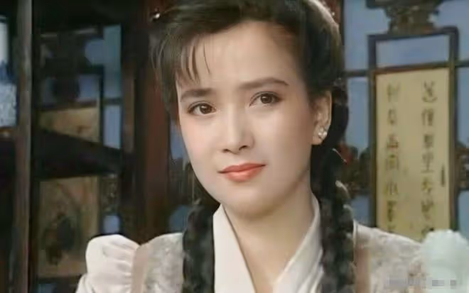 許亞軍出席兒子畢業禮！4婚妻與繼子顯親昵，後者不似何晴似繼母