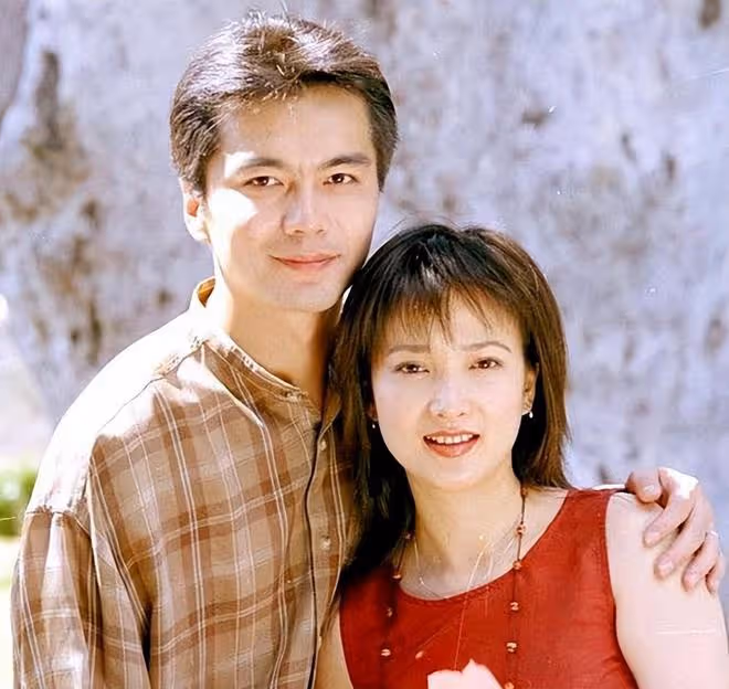 許亞軍出席兒子畢業禮！4婚妻與繼子顯親昵，後者不似何晴似繼母