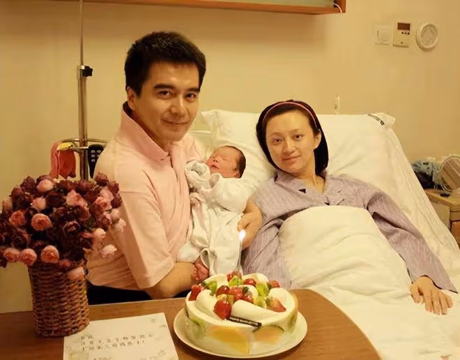 許亞軍出席兒子畢業禮！4婚妻與繼子顯親昵，後者不似何晴似繼母