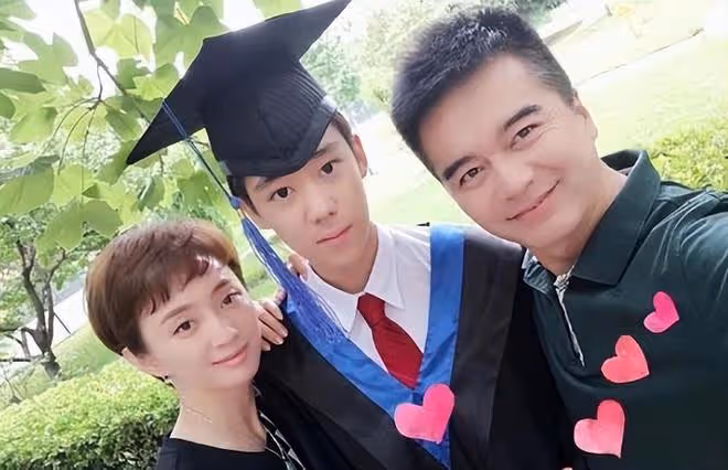 許亞軍出席兒子畢業禮！4婚妻與繼子顯親昵，後者不似何晴似繼母