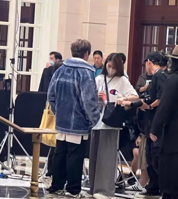 香港頂流姜濤現身澳門,面部圓潤看不到脖子,近照被指像走失兒童