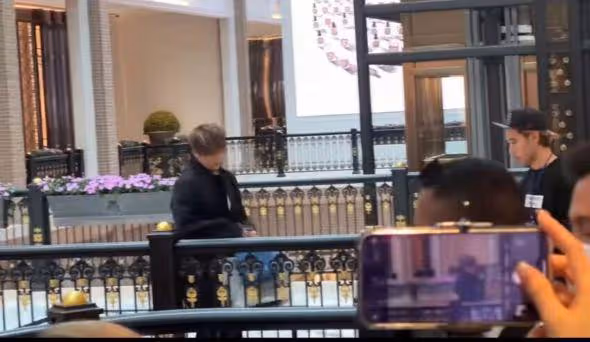 香港頂流姜濤現身澳門,面部圓潤看不到脖子,近照被指像走失兒童