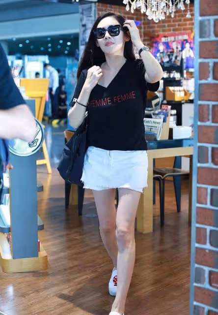 秋瓷炫不光是穿華麗的裙子好看,日常的私服也很精緻,還不顯老