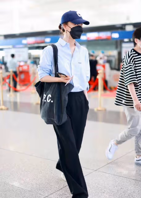 王珞丹最新私服,穿長袖襯衫配闊腿褲,清爽時尚又有高級感