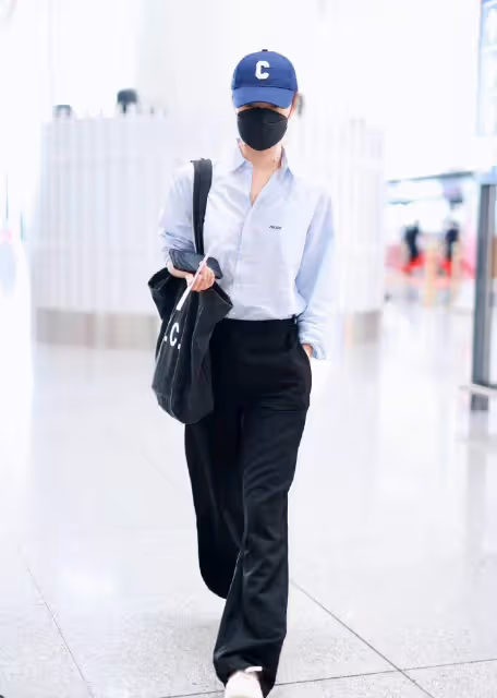 王珞丹最新私服,穿長袖襯衫配闊腿褲,清爽時尚又有高級感