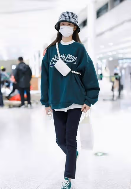 沈夢辰才是我們學習穿搭的好榜樣,日常私服不拿架子,有品有范