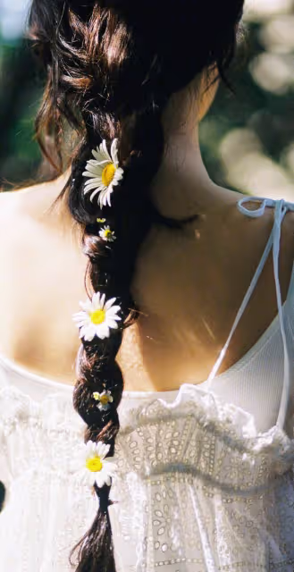 歐陽娜娜私服寫真,麻花辮搭配白色弔帶裙,滿滿的甜美浪漫氣息