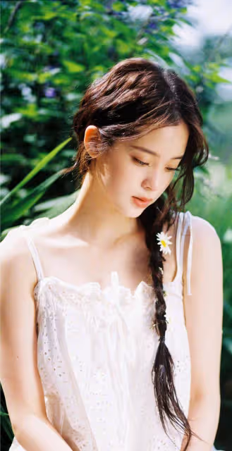 歐陽娜娜私服寫真,麻花辮搭配白色弔帶裙,滿滿的甜美浪漫氣息