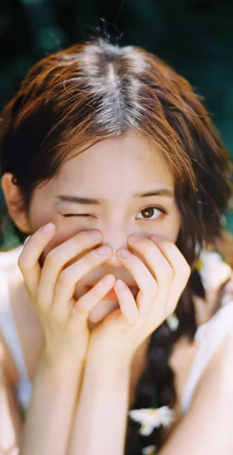 歐陽娜娜私服寫真,麻花辮搭配白色弔帶裙,滿滿的甜美浪漫氣息