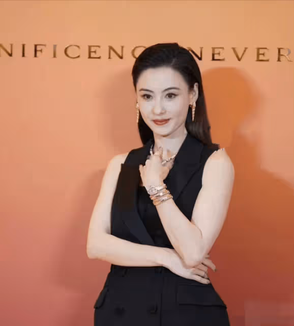 跟24歲甜美小天后趙露思同框,43歲張柏芝展現了從未有過的高級美