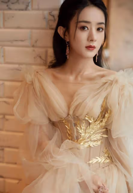 楊紫同框趙麗穎,僅差5歲氣質大不同,一個嬌俏甜美一個優雅自然