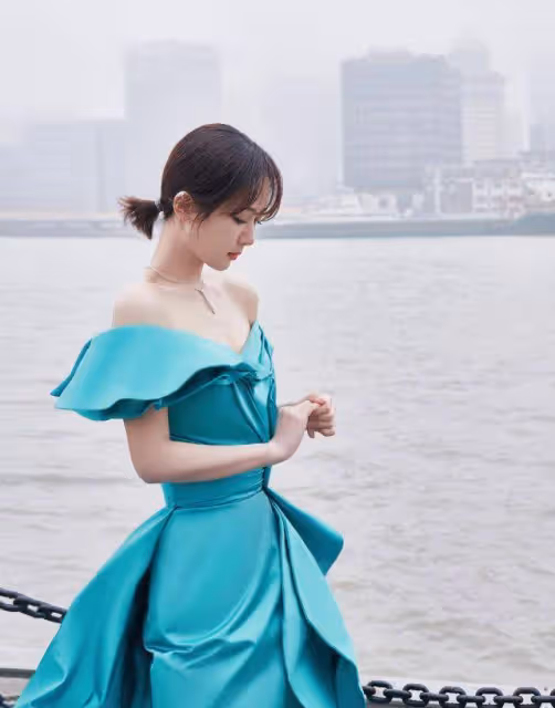 楊紫同框趙麗穎,僅差5歲氣質大不同,一個嬌俏甜美一個優雅自然