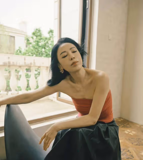 55歲黃綺珊告訴你:衣素雅,發盤起,不化濃妝,黃媽也能變黃姐