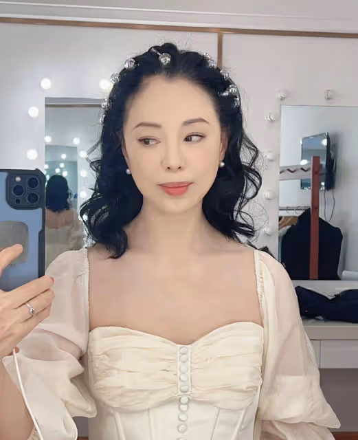 55歲黃綺珊告訴你:衣素雅,發盤起,不化濃妝,黃媽也能變黃姐