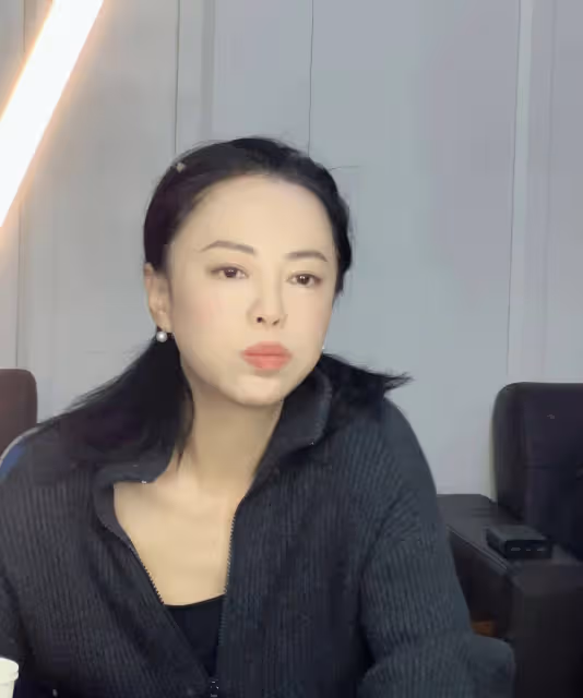 55歲黃綺珊告訴你:衣素雅,發盤起,不化濃妝,黃媽也能變黃姐