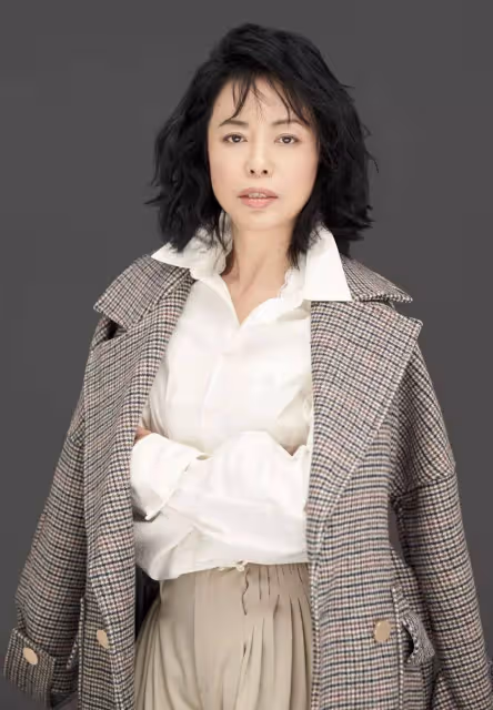 55歲黃綺珊告訴你:衣素雅,發盤起,不化濃妝,黃媽也能變黃姐