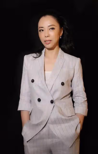 55歲黃綺珊告訴你:衣素雅,發盤起,不化濃妝,黃媽也能變黃姐