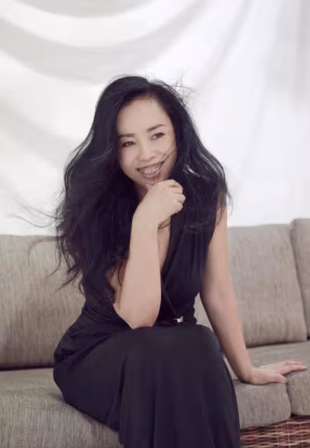 55歲黃綺珊告訴你:衣素雅,發盤起,不化濃妝,黃媽也能變黃姐