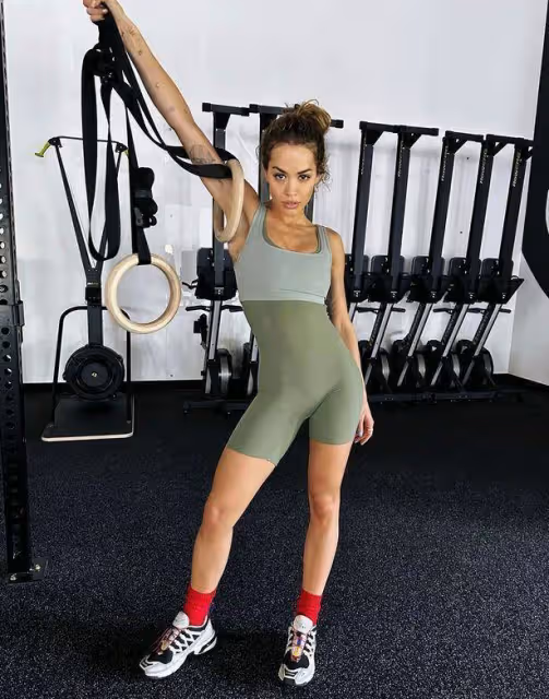 32歲歌手麗塔·奧拉穿運動bra出門,腹肌惹人注目力氣十足,美到臉蛋