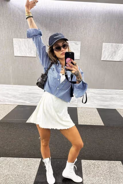 32歲歌手麗塔·奧拉穿運動bra出門,腹肌惹人注目力氣十足,美到臉蛋