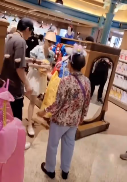 黃聖依牽手89歲婆婆逛迪士尼,和楊子為老人試公主裙,把婆婆寵成孩子