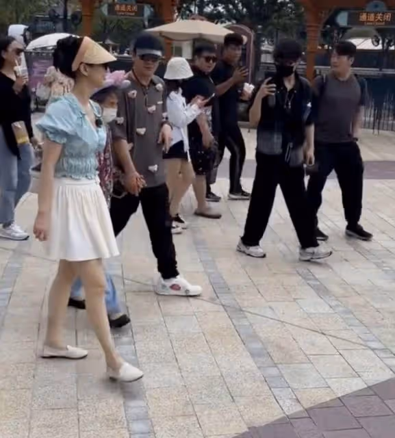 黃聖依牽手89歲婆婆逛迪士尼,和楊子為老人試公主裙,把婆婆寵成孩子