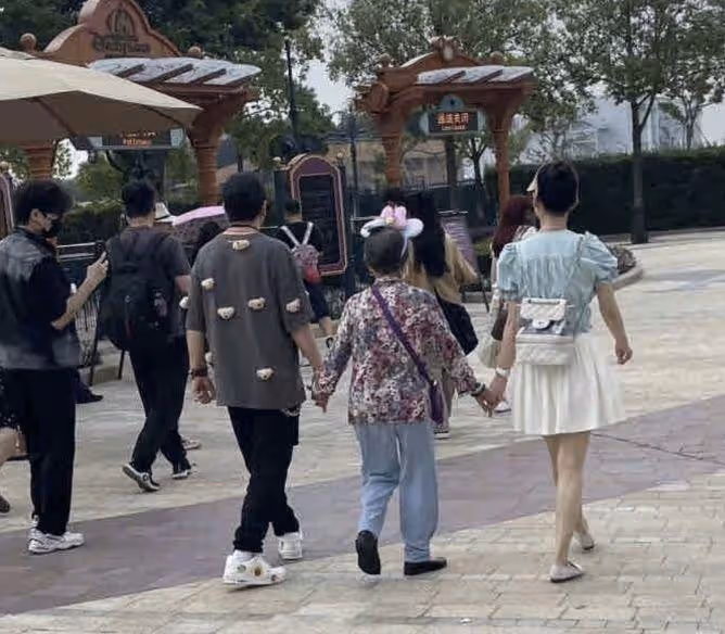 黃聖依牽手89歲婆婆逛迪士尼，和楊子為老人試公主裙，把婆婆寵成孩子